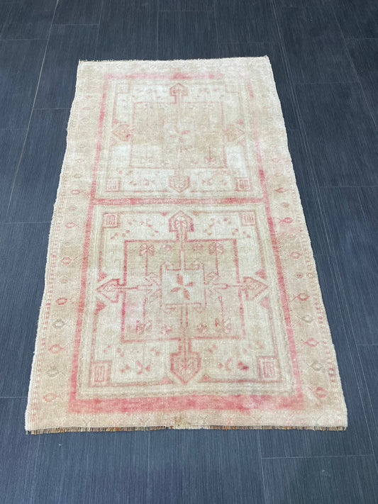 Muted Persian RUG Muted Vintage 2.5 x 4.3 Rug Vintage Rug Knotted Rug Pink Wool Oushak Rug Hand Made Rugs Vintage Turkish Rug Elegant Rug