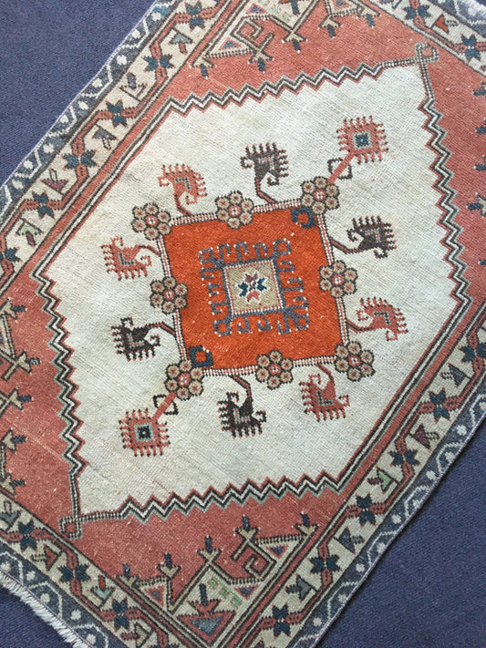 3x4 feet vıntage turkısh rug, vıntage small rug, wool hand made rug, muted color etnique motif mini rug, oushak orange bedroom small rugs