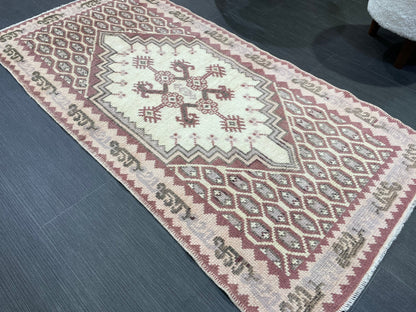 Vintage Rug, Oriental Handmade Rug, 2.6 x 5 Oushak Rug, Rustic Rug, Natural Wool Rug, Fun Turkish Rug, Persian Rug, Soft Wool Rug