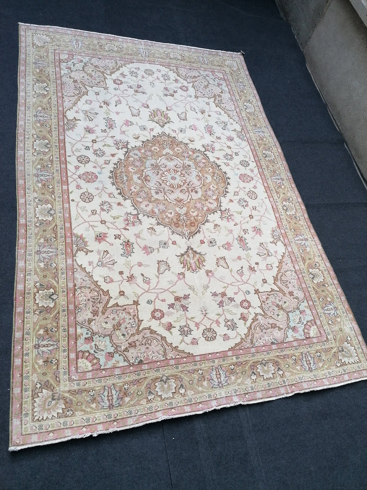 10'2x6'7  large size rug, muted vintage rug