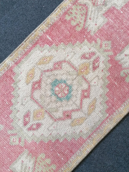 Small hand made rug, woll rug, turkısh rug, vıntage rug 3'6x1'6
