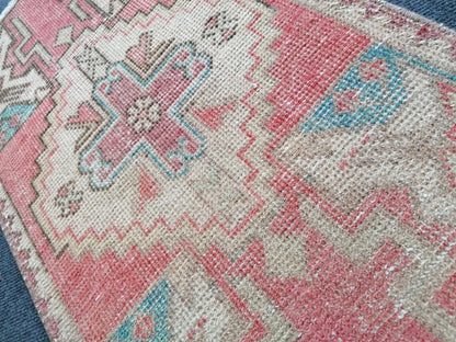 Vintage small turkish rug, hand made wool rug 2'10x1'6 feet