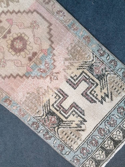 Turkısh small rug, anatolian  vıntage rug, entery hand made rug, wool rug 1'9x3'9 feet