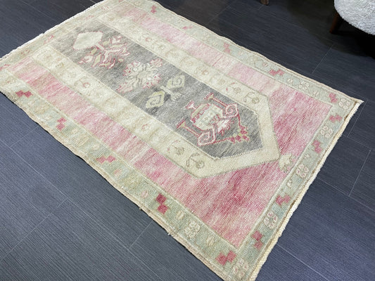 Handmade Rug, Vintage Rug, Oushak 2.7 x 3.9 Rug, Wool Rug, Persian Rug, Fun Turkish Rug Soft Colors Rug Oriental Wool rug