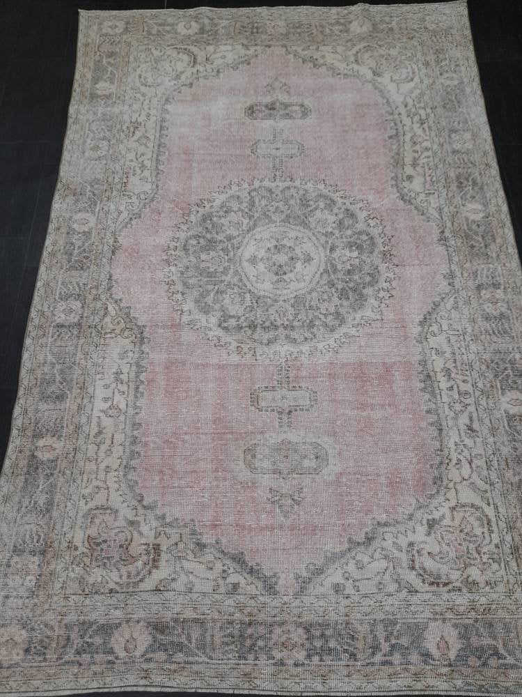 Vintage Persian Rug Unique Motif Rug 6 x 9.5 ft Persian Rug Vintage Hand Knotted Rug Eclectic Rug Hand Made Rug  Living room Rug Turkish rug
