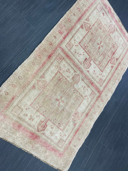 Muted Persian RUG Muted Vintage 2.5 x 4.3 Rug Vintage Rug  Knotted Rug Pink Wool Oushak Rug Hand Made Rugs Vintage Turkish Rug Elegant Rug