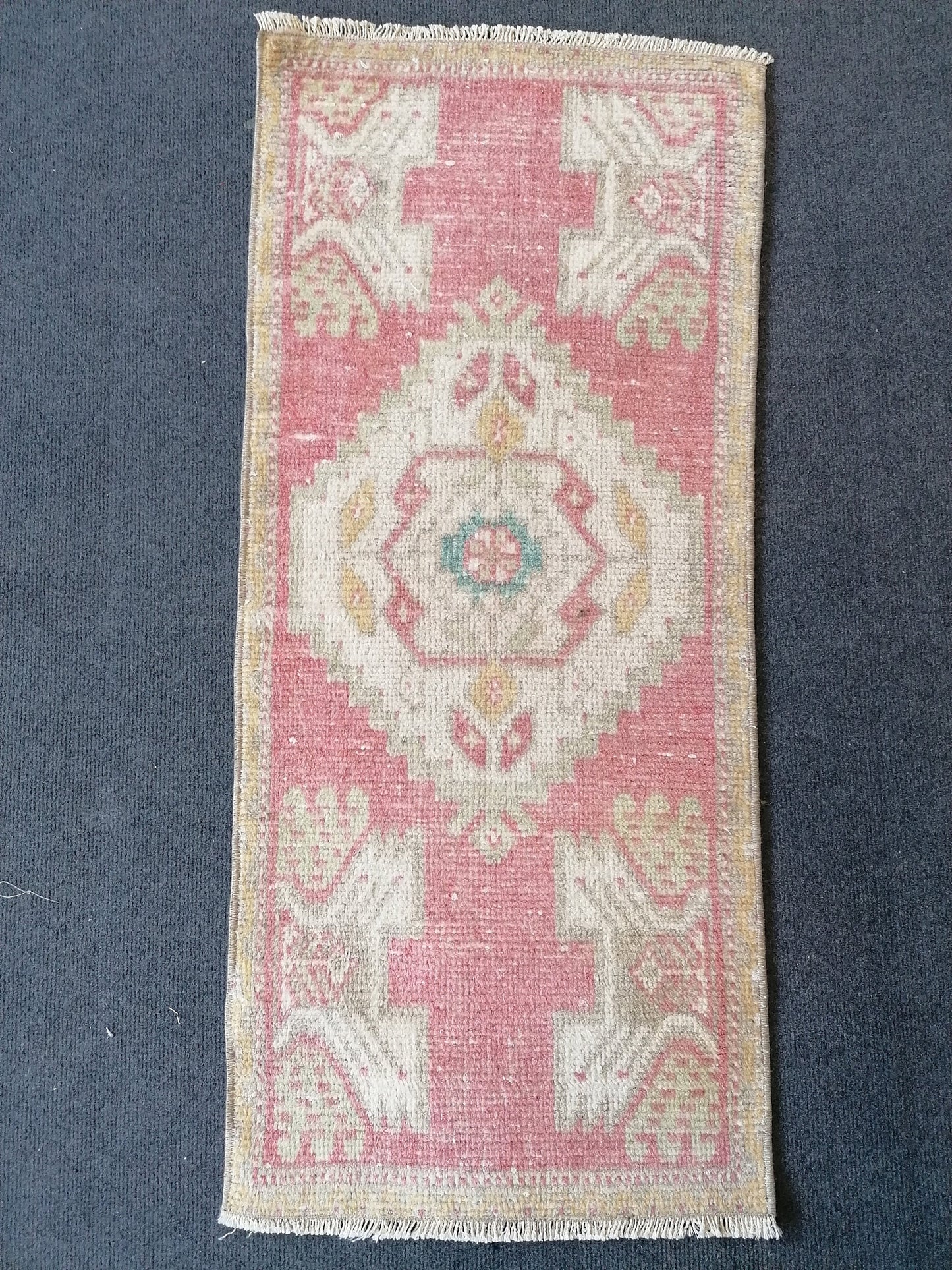 Small hand made rug, woll rug, turkÄ±sh rug, vÄ±ntage rug 3'6x1'6