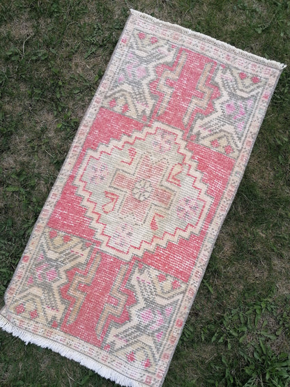 TurkÄ±sh rug vÄ±ntage rug,  small vÄ±ntage turkÄ±sh rug, hand made rug,wool rug3x1'7 feet