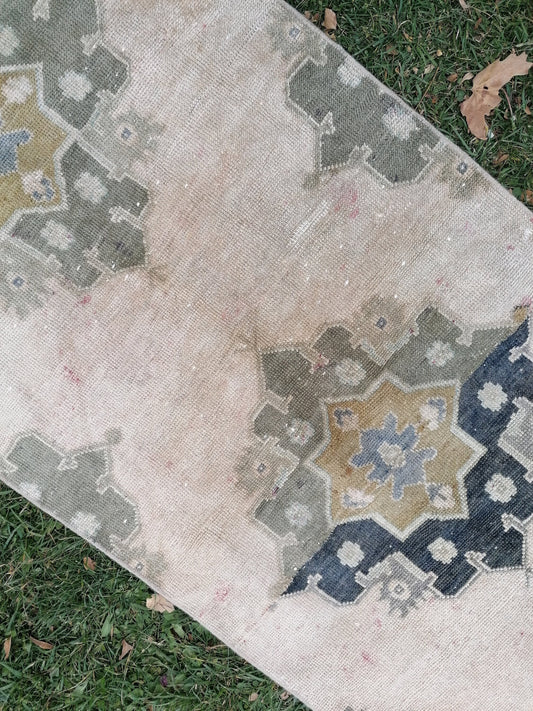 2.6 x 8.5 Turkish runner rug, vintage runner rug, vintage oushak rug, vintage rug