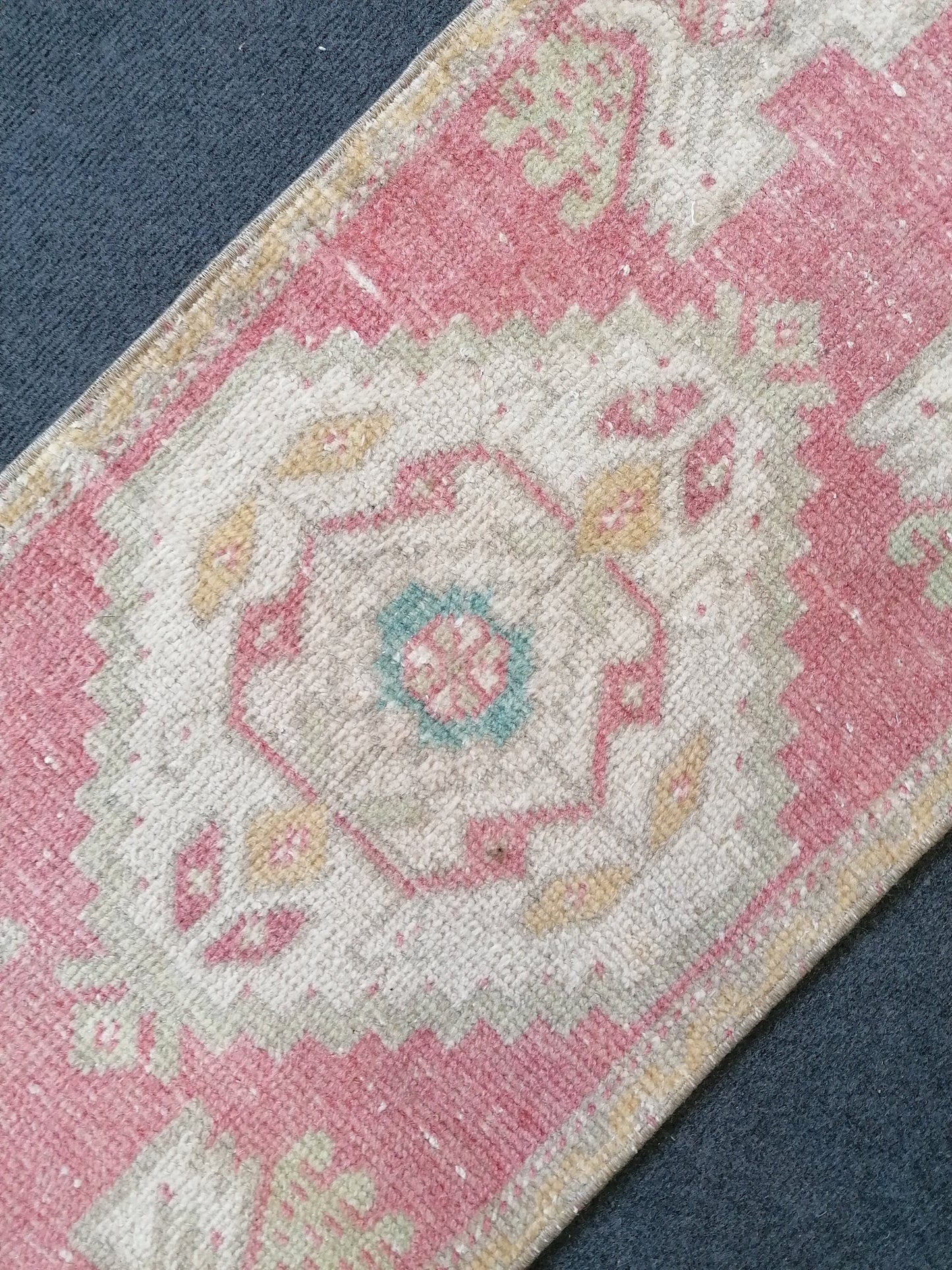 Small hand made rug, woll rug, turkÄ±sh rug, vÄ±ntage rug 3'6x1'6