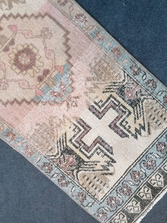 TurkÄ±sh small rug, anatolian  vÄ±ntage rug, entery hand made rug, wool rug 1'9x3'9 feet